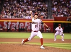 Noé Ramírez pitching for Arizona